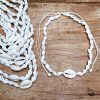 Collier cauri et coquillage blanc macramé