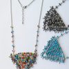 collier "triangle" en perles de rocaille et métal argenté
