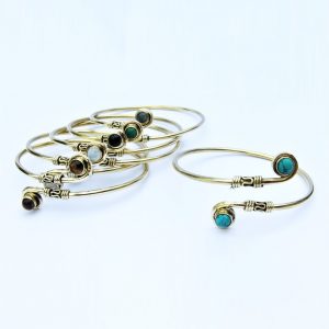 Bracelet ethnique et pierres semi-précieuses