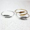 Bracelet plume en métal argenté ou doré