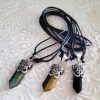 Pendentif AUM sur pierre pointue