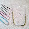 Collier chaine argentée en perles de verre et de rocaille