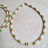 Collier rasta et perles blanches 6mm