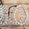 Collier cauri macramé en fil coton beige et noir