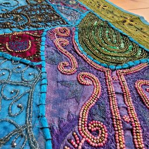 Tenture Murale patchwork de tissus recyclés brodés de perles 0.50x1.20m