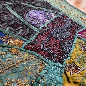 Tenture Murale patchwork de tissus recyclés brodés de perles 0.50x1.20m