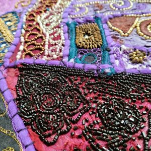 Tenture Murale patchwork de tissus recyclés brodés de perles 0.50x1.20m