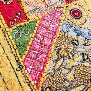 Tenture Murale patchwork de tissus recyclés brodés de perles 0.50x1.20m