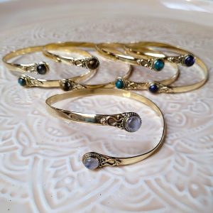 Bracelet de bras doré et pierres