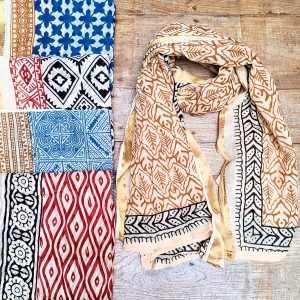 Alternative view of Grand foulard Gaya